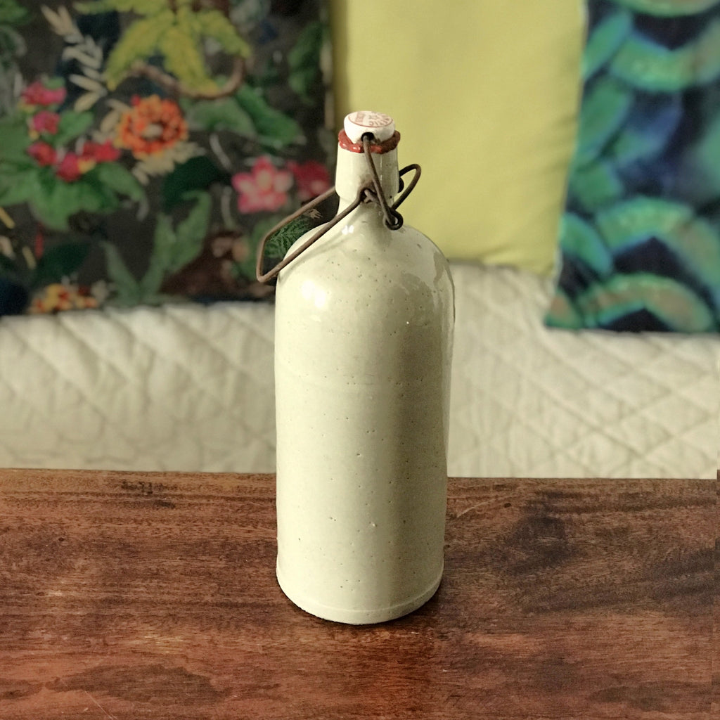 Bouteille bouillote ancienne en grès vernissé écru par Hello Broc brocante en ligne