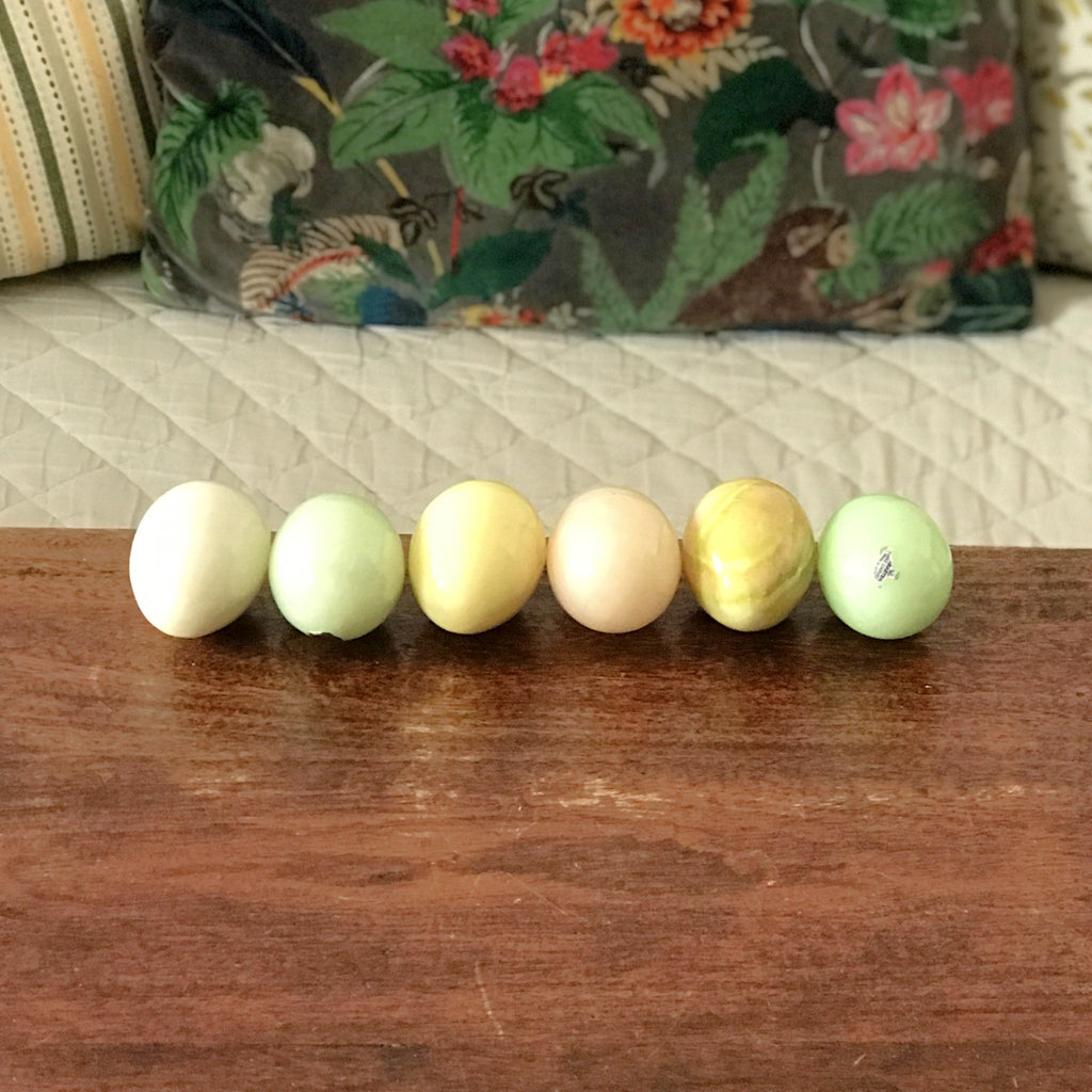 Ensemble de 6 œufs en albâtre couleurs pastel par Hello Broc brocante en ligne