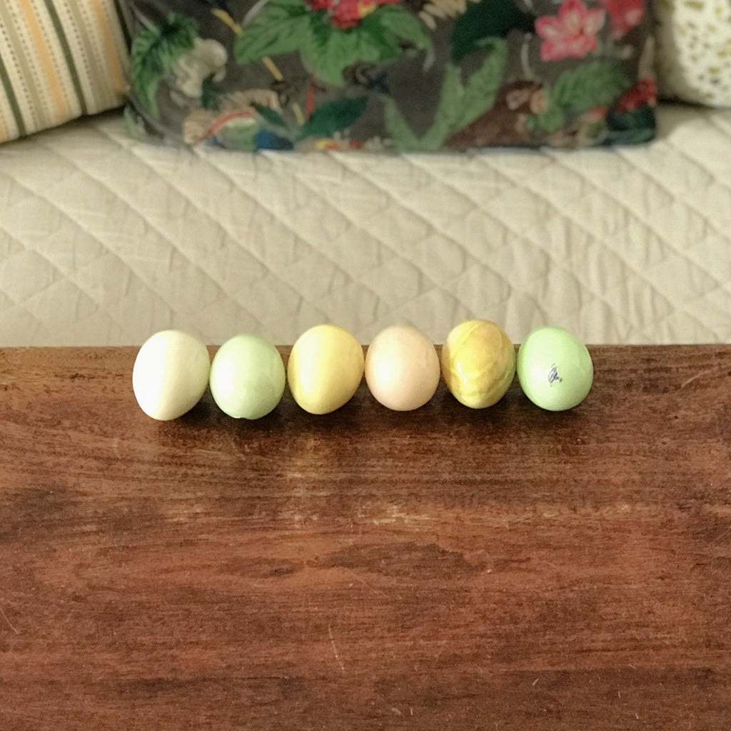 Ensemble de 6 œufs en albâtre couleurs pastel par Hello Broc brocante en ligne