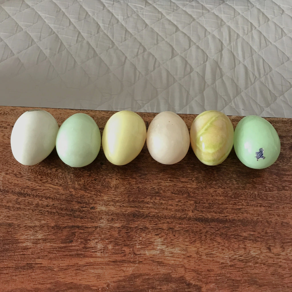 Ensemble de 6 œufs en albâtre couleurs pastel par Hello Broc brocante en ligne