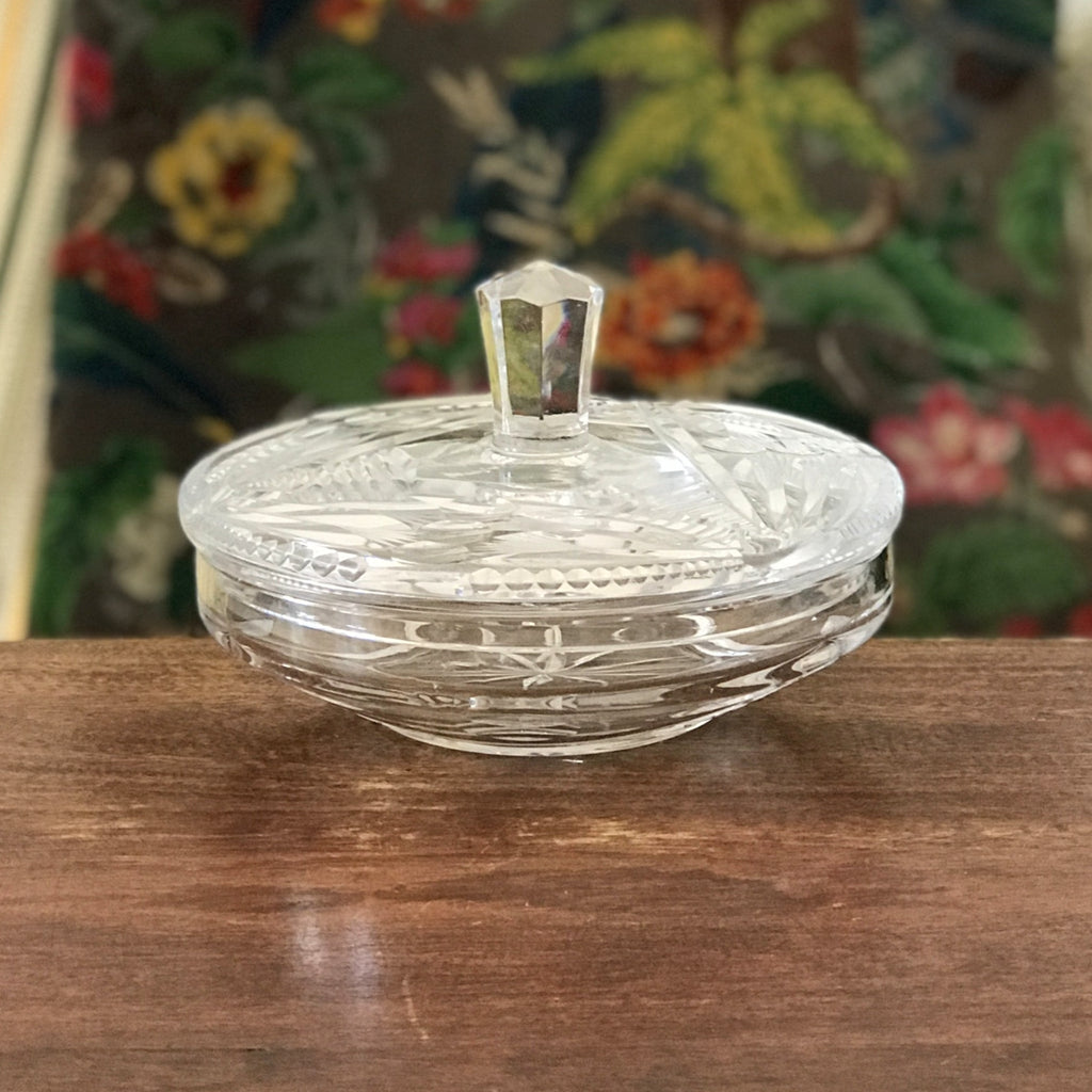 Grande bonbonnière ronde en cristal taillé années 40 par Hello Broc brocante en ligne