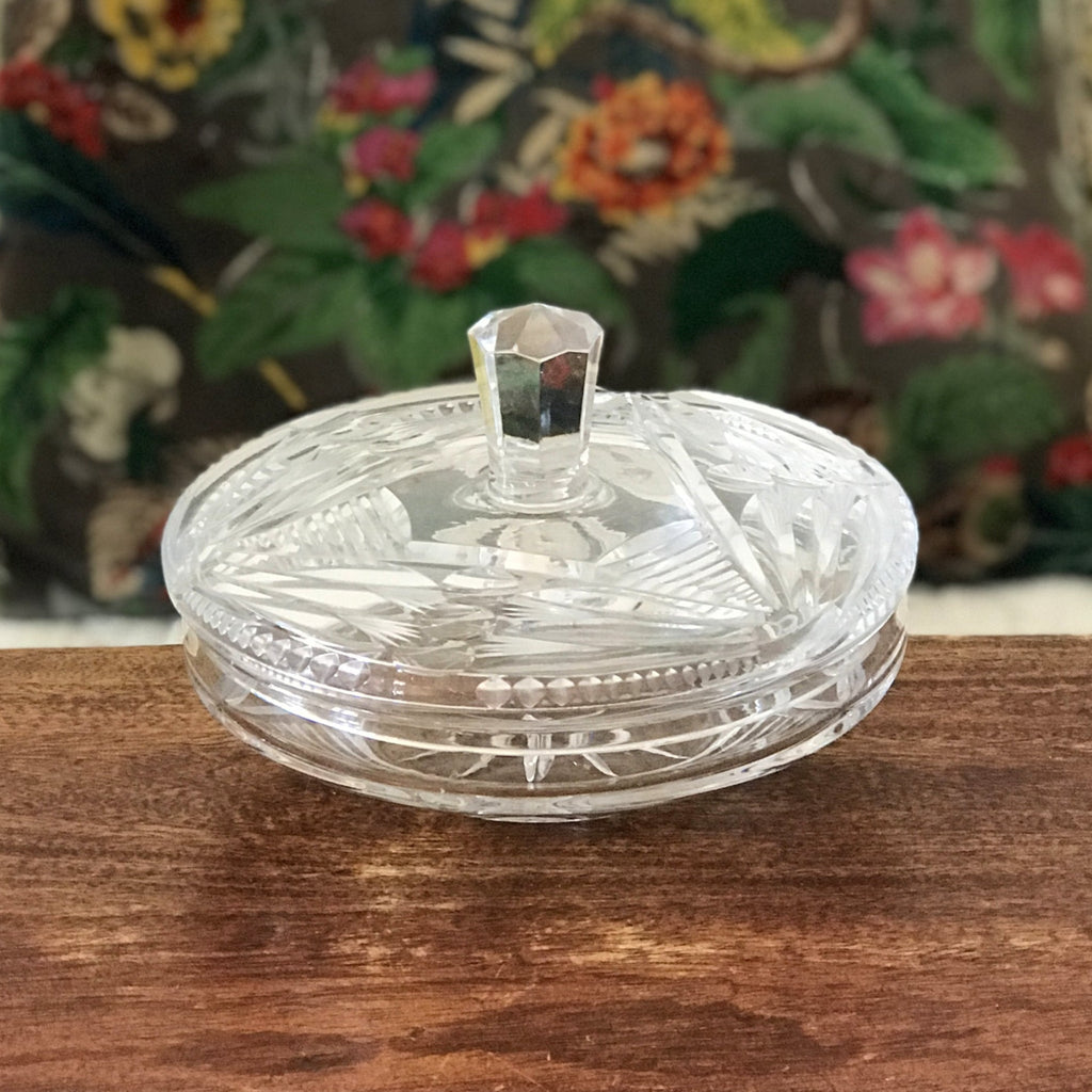 Grande bonbonnière ronde en cristal taillé années 40 par Hello Broc brocante en ligne