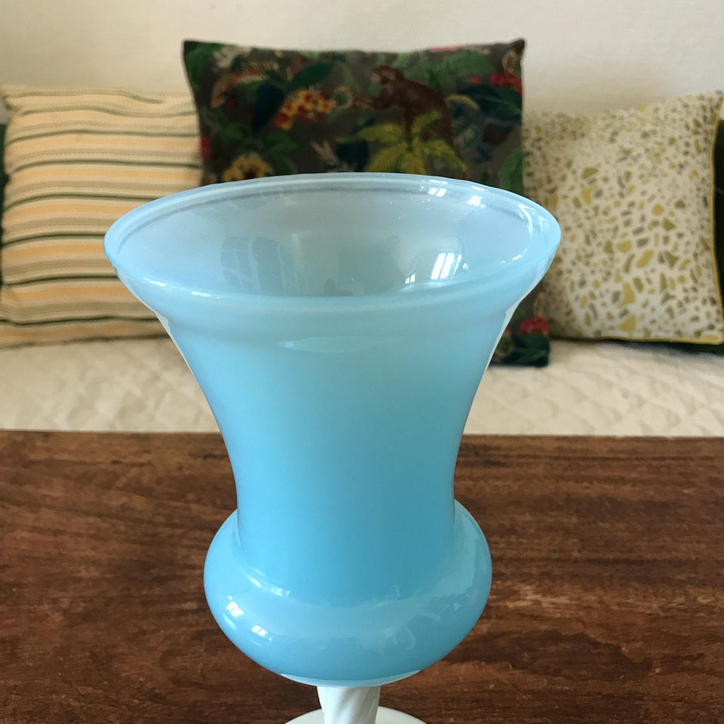 Coupe sur pied en opaline bleue et blanche par Hello Broc brocante en ligne