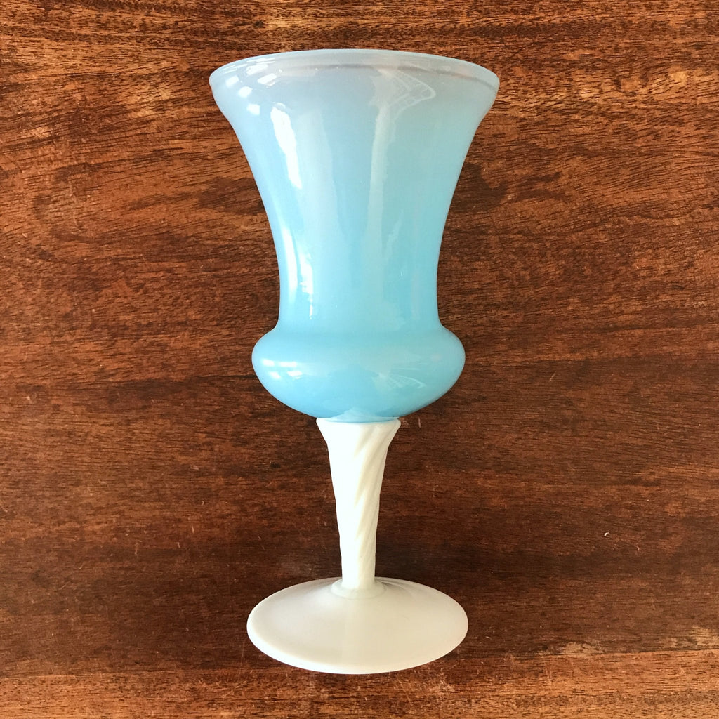 Coupe sur pied en opaline bleue et blanche par Hello Broc brocante en ligne
