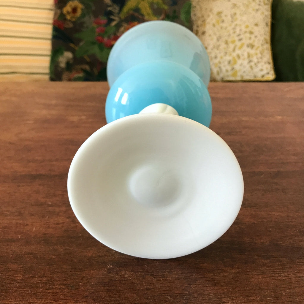 Coupe sur pied en opaline bleue et blanche par Hello Broc brocante en ligne