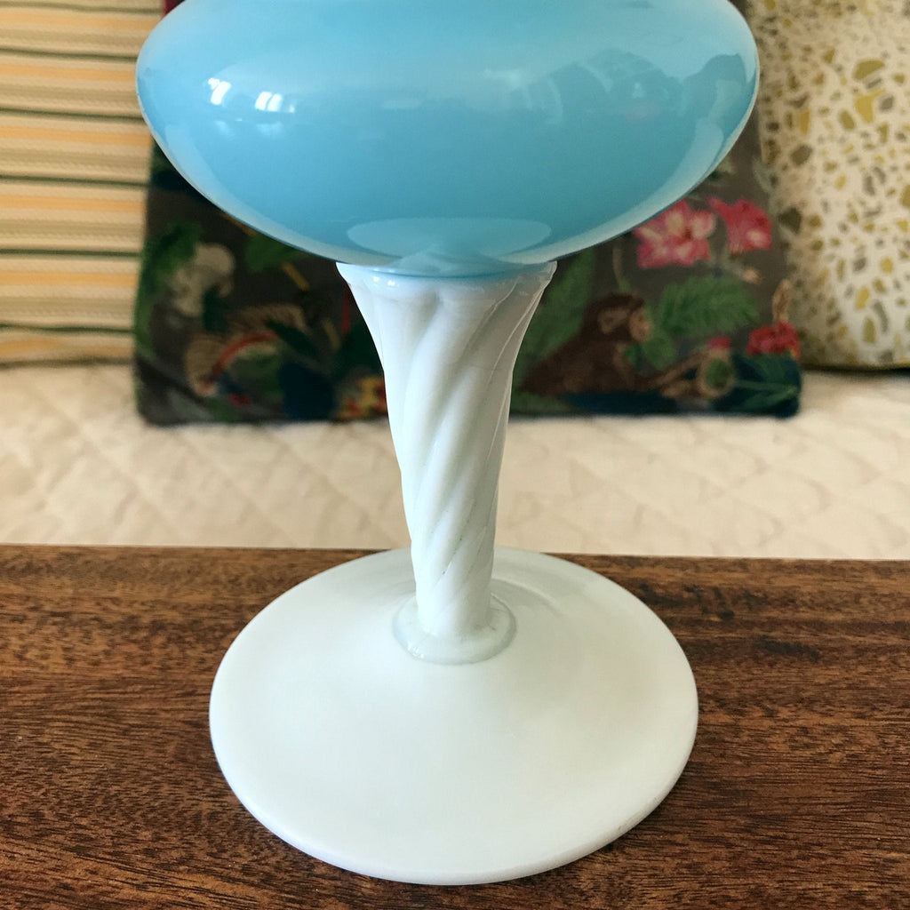 Coupe sur pied en opaline bleue et blanche par Hello Broc brocante en ligne