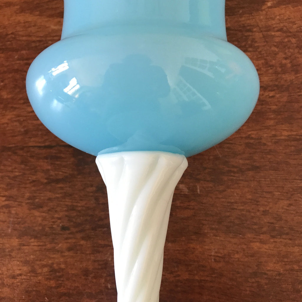 Coupe sur pied en opaline bleue et blanche par Hello Broc brocante en ligne