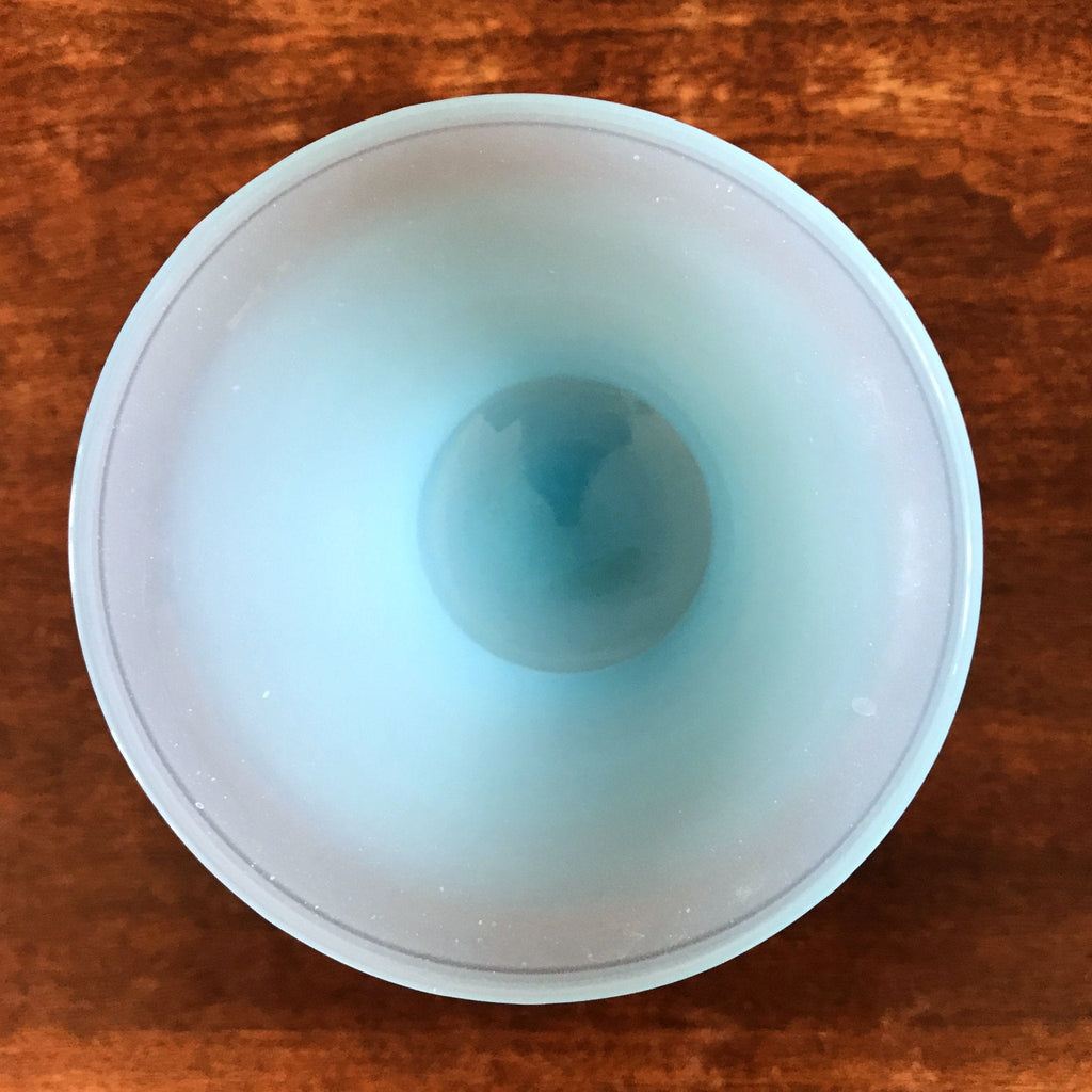 Coupe sur pied en opaline bleue et blanche par Hello Broc brocante en ligne
