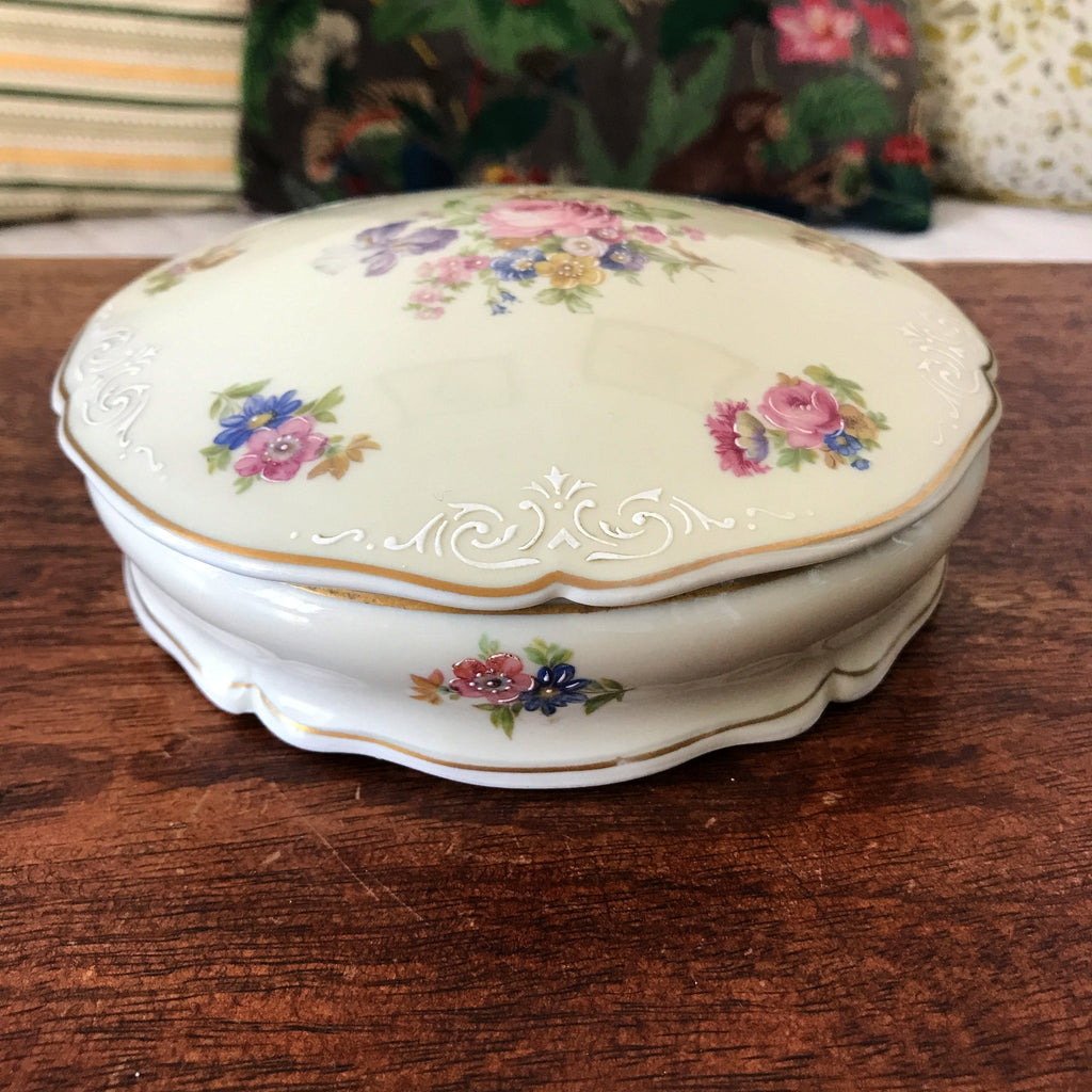 Grande boîte ronde et plate / bonbonnière en porcelaine de Limoges décor roses par Hello Broc brocante en ligne