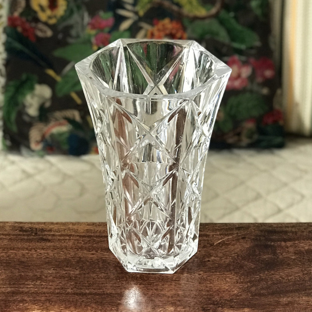 Grand vase cristal d'Arques moulé évasé hexagonal par Hello Broc brocante en ligne hauteur 21 cm