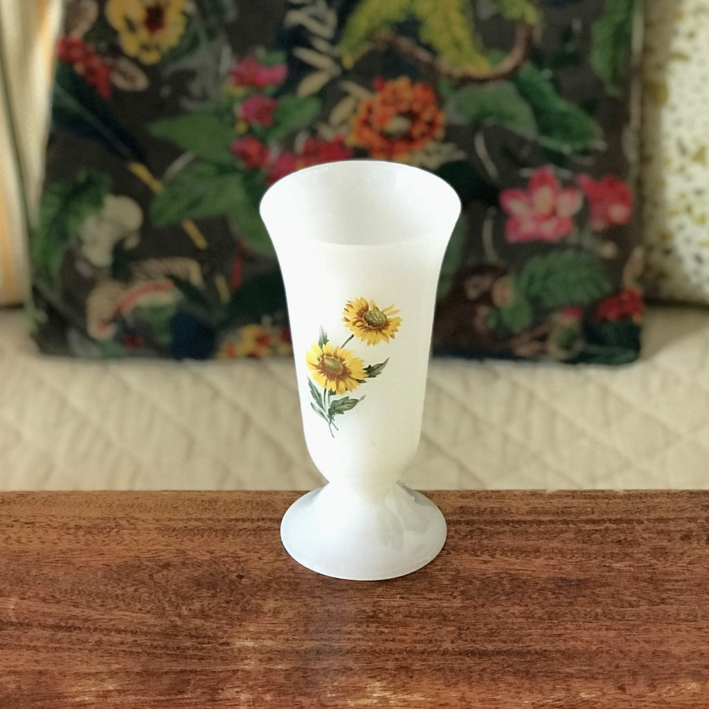 Vase en opaline blanche décor imprimé Tournesols par Hello Broc brocante en ligne
