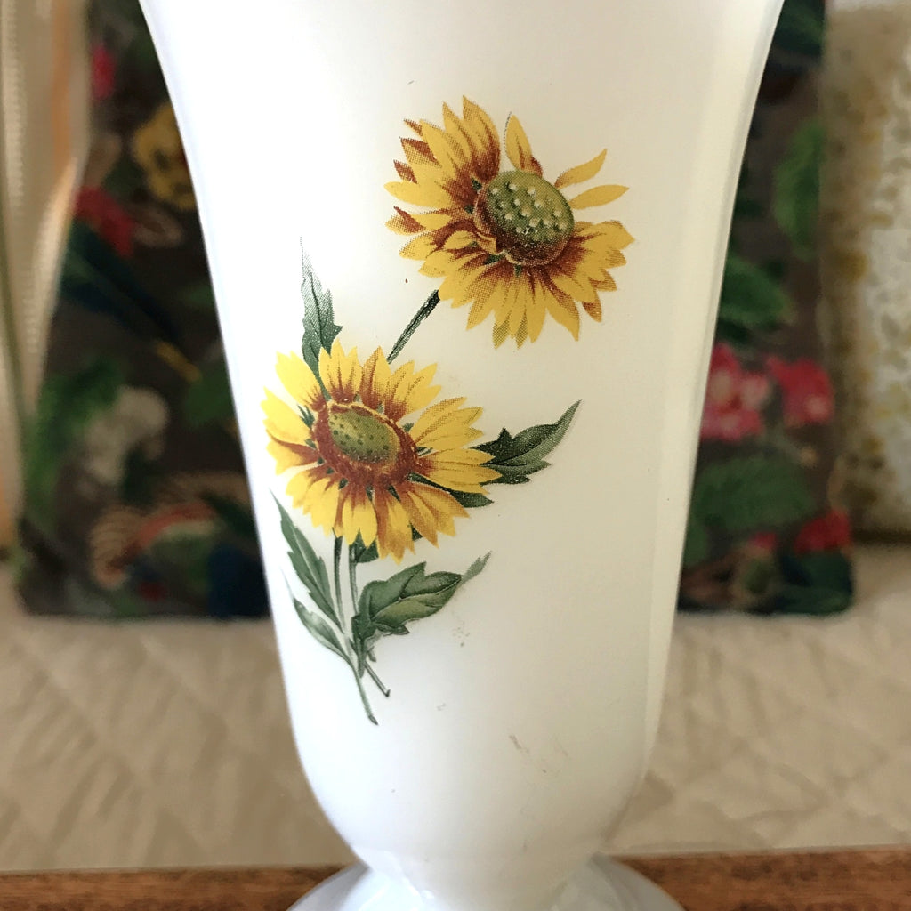 Vase en opaline blanche décor imprimé Tournesols par Hello Broc brocante en ligne