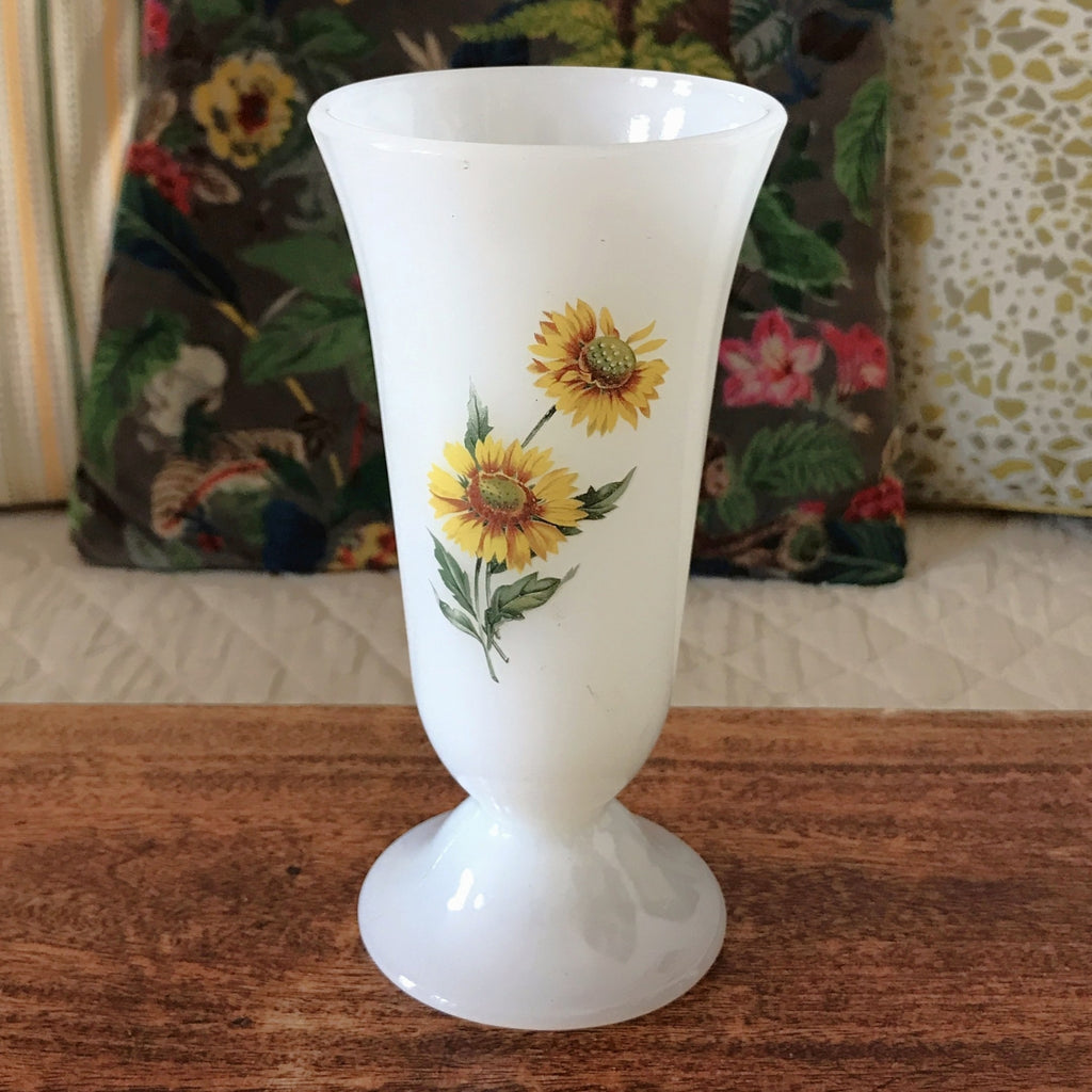 Vase en opaline blanche décor imprimé Tournesols par Hello Broc brocante en ligne