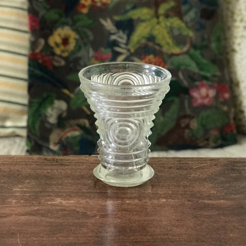 Petit vase évasé en cristal moulé hauteur de 14 cm par Hello Broc brocante en ligne