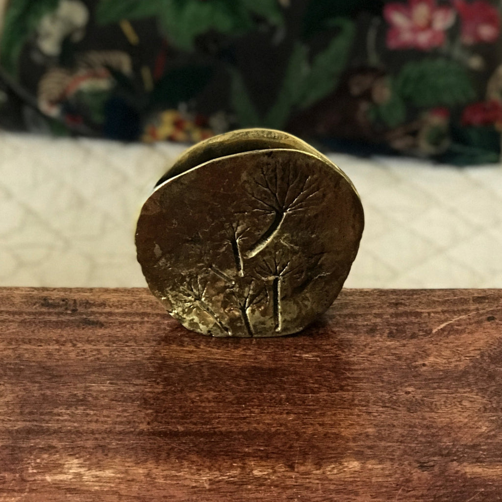 Petit vase rond en bronze doré soliflore décor végétal par Hello Broc brocante en ligne