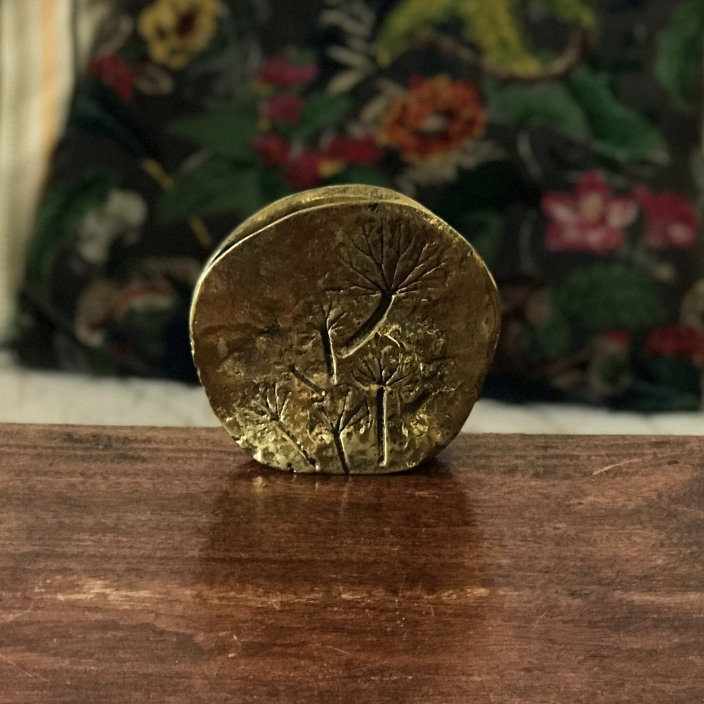Petit vase rond en bronze doré soliflore décor végétal par Hello Broc brocante en ligne