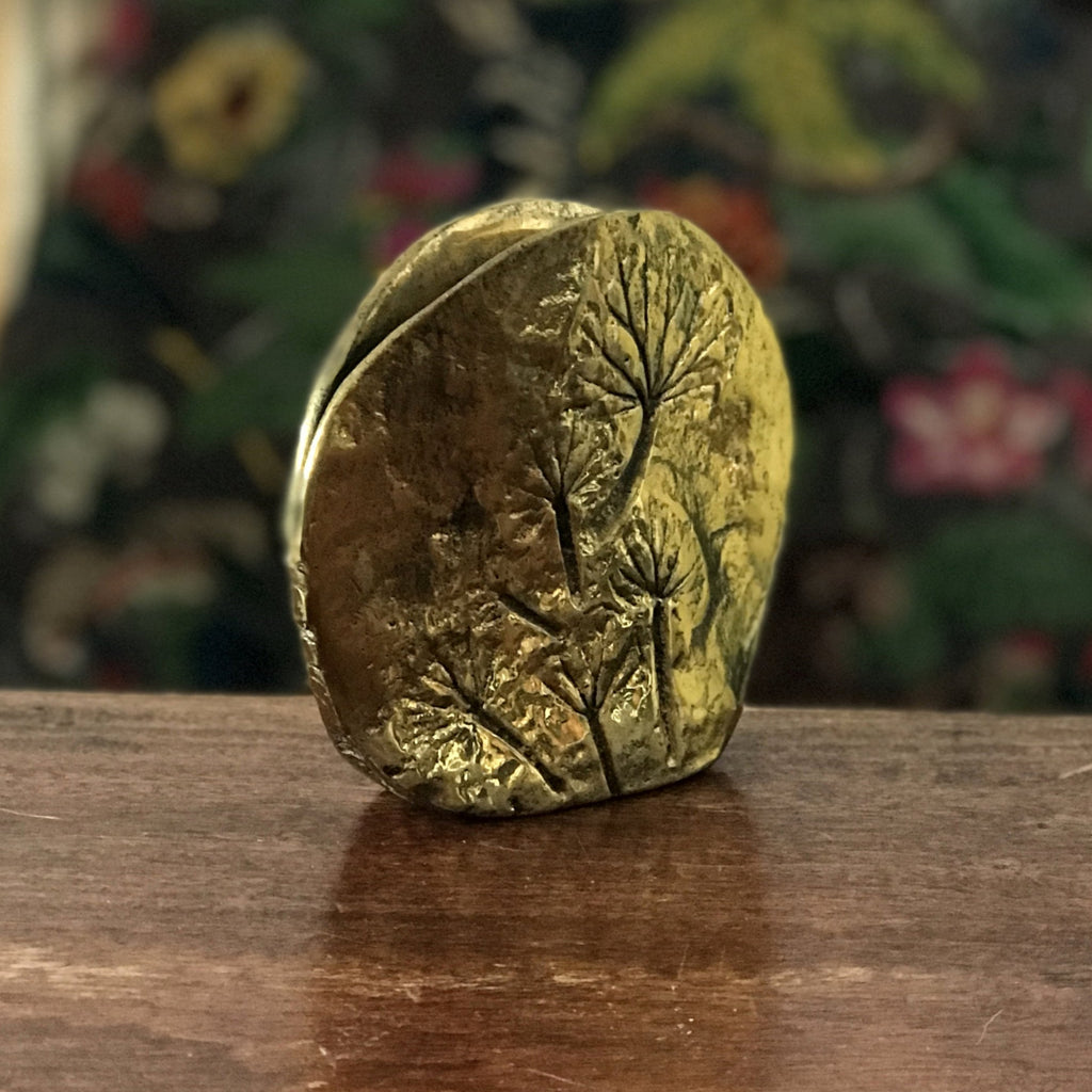 Petit vase rond en bronze doré soliflore décor végétal par Hello Broc brocante en ligne