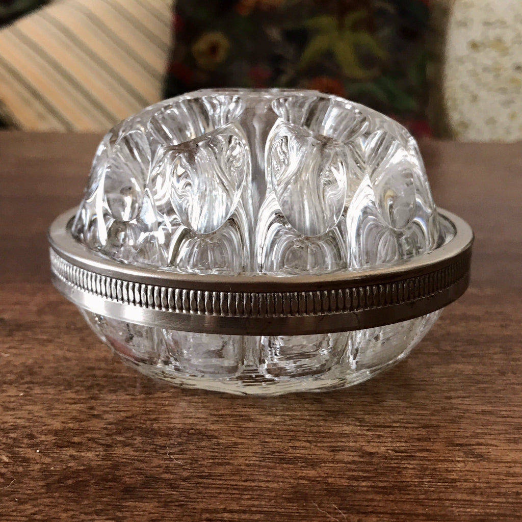 Pique-fleur rond en verre moulé transparent 19 trous cerclage métal argenté en verre de Reims France n°4 par Hello Broc brocante en ligne
