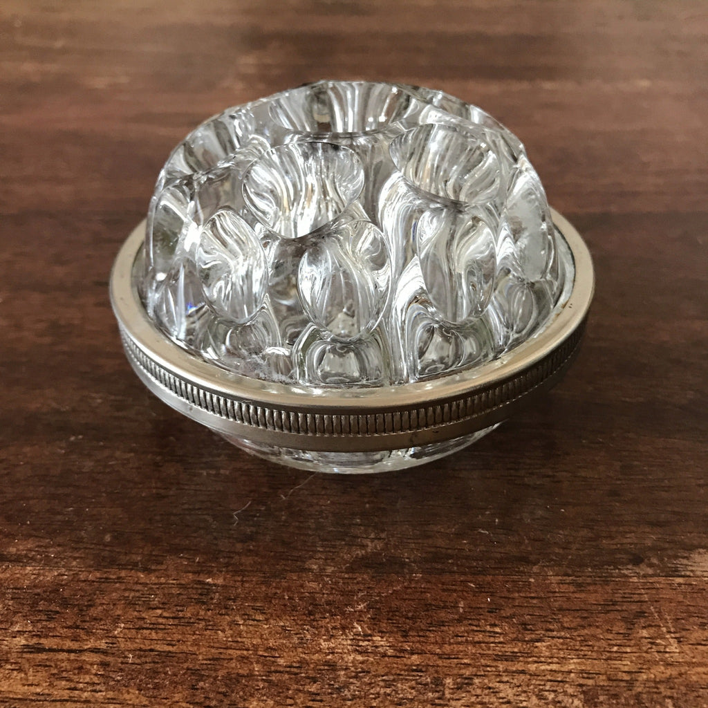 Pique-fleur rond en verre moulé transparent 19 trous cerclage métal argenté en verre de Reims France n°4 par Hello Broc brocante en ligne