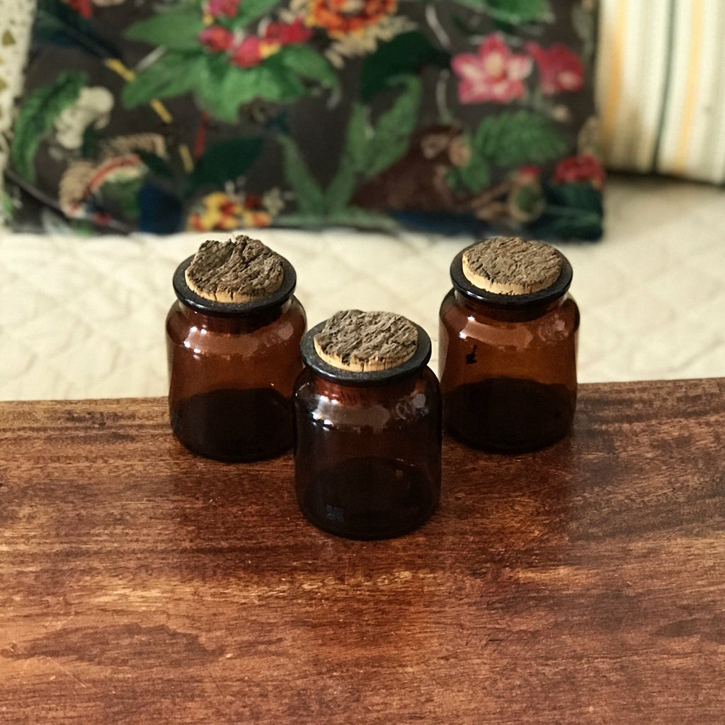 Lot de 3 petits bocaux style pot apothicaire en verre moulé ambré avec bouchon d'origine en liège - Hello Broc