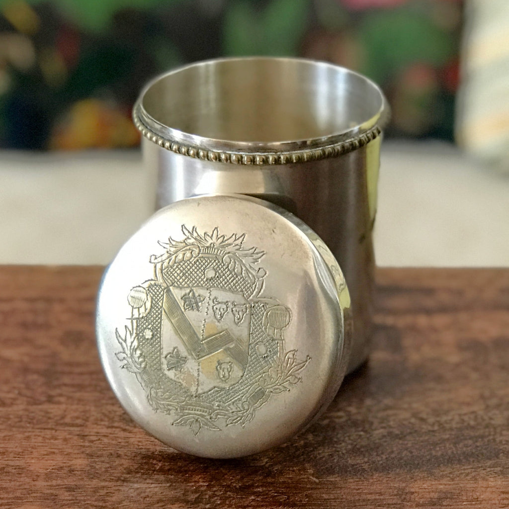 Petite boîte cylindrique en métal avec armoiries sur le couvercle par Hello Broc brocante en ligne