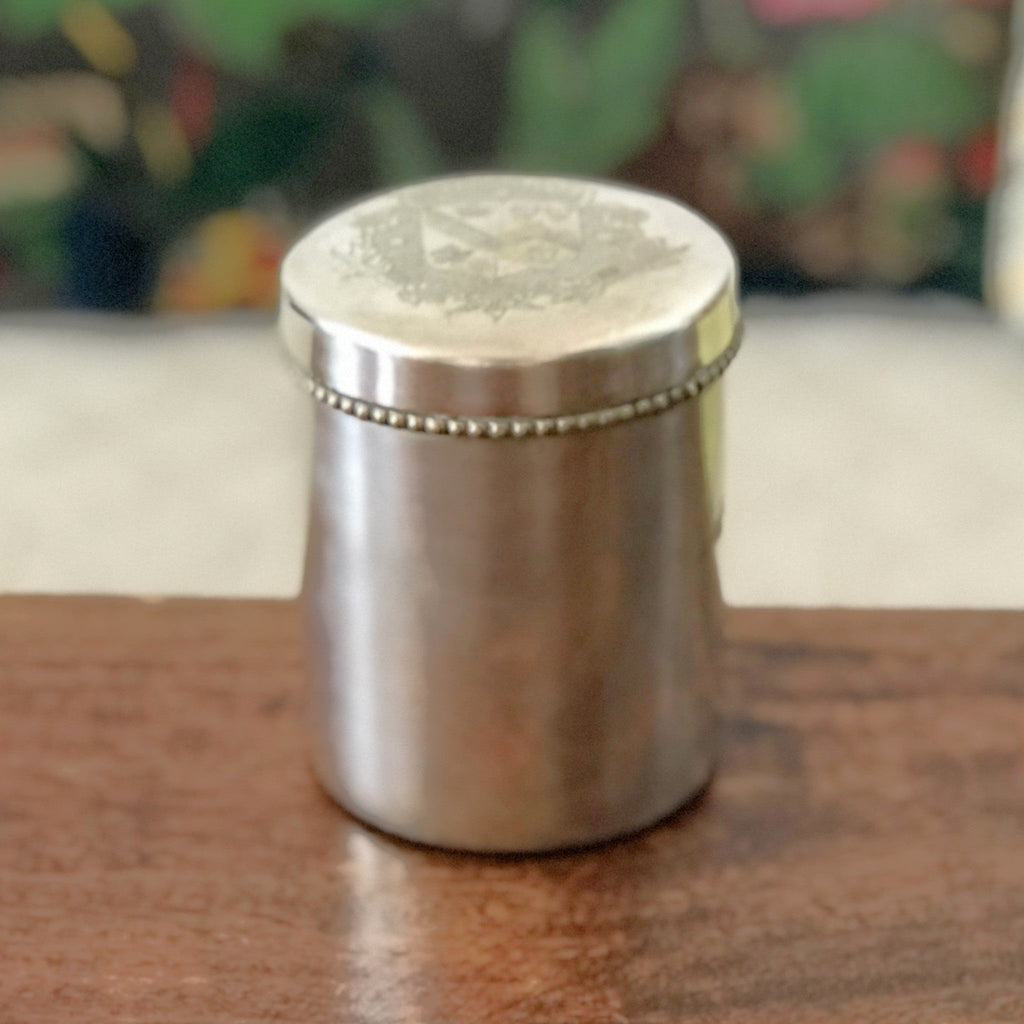 Petite boîte cylindrique en métal avec armoiries sur le couvercle par Hello Broc brocante en ligne