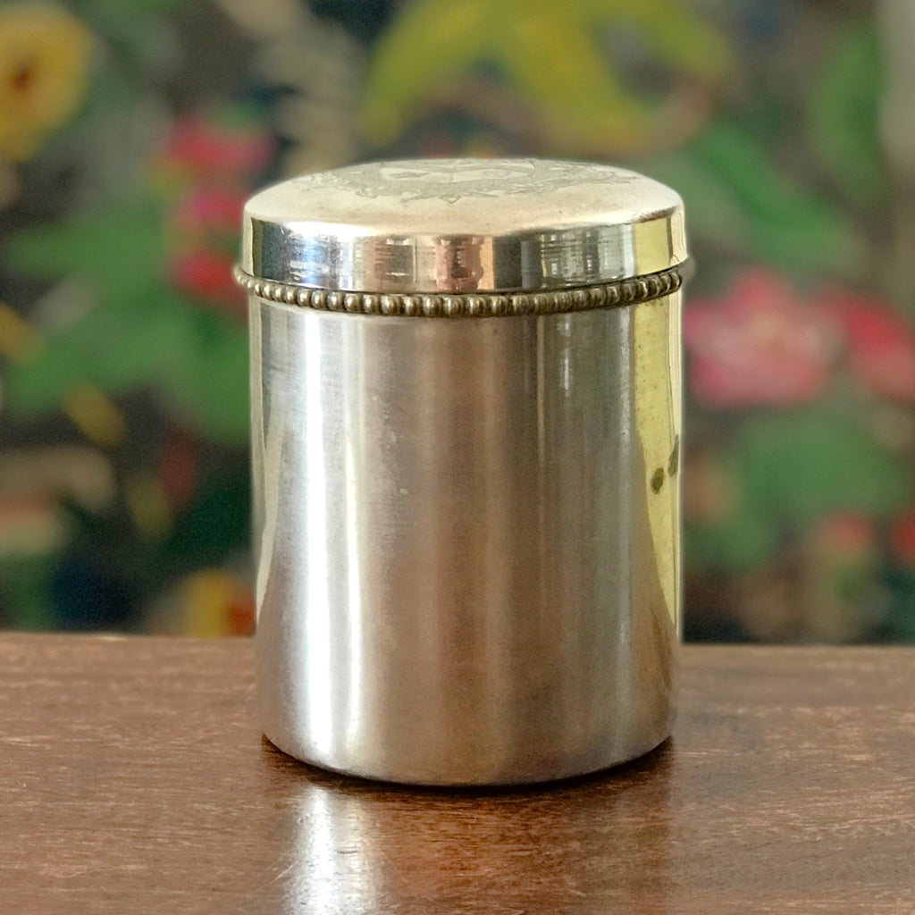 Petite boîte cylindrique en métal avec armoiries sur le couvercle par Hello Broc brocante en ligne