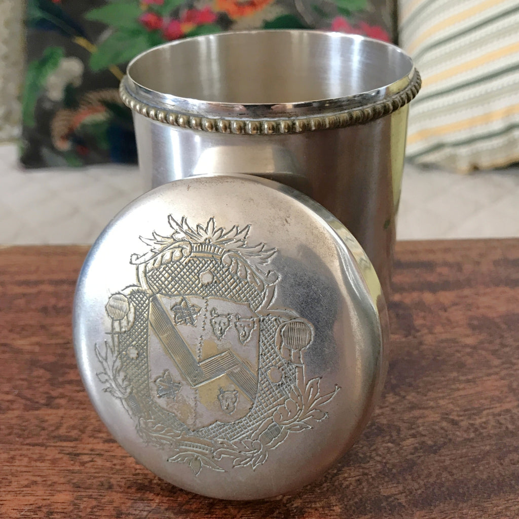 Petite boîte cylindrique en métal avec armoiries sur le couvercle par Hello Broc brocante en ligne