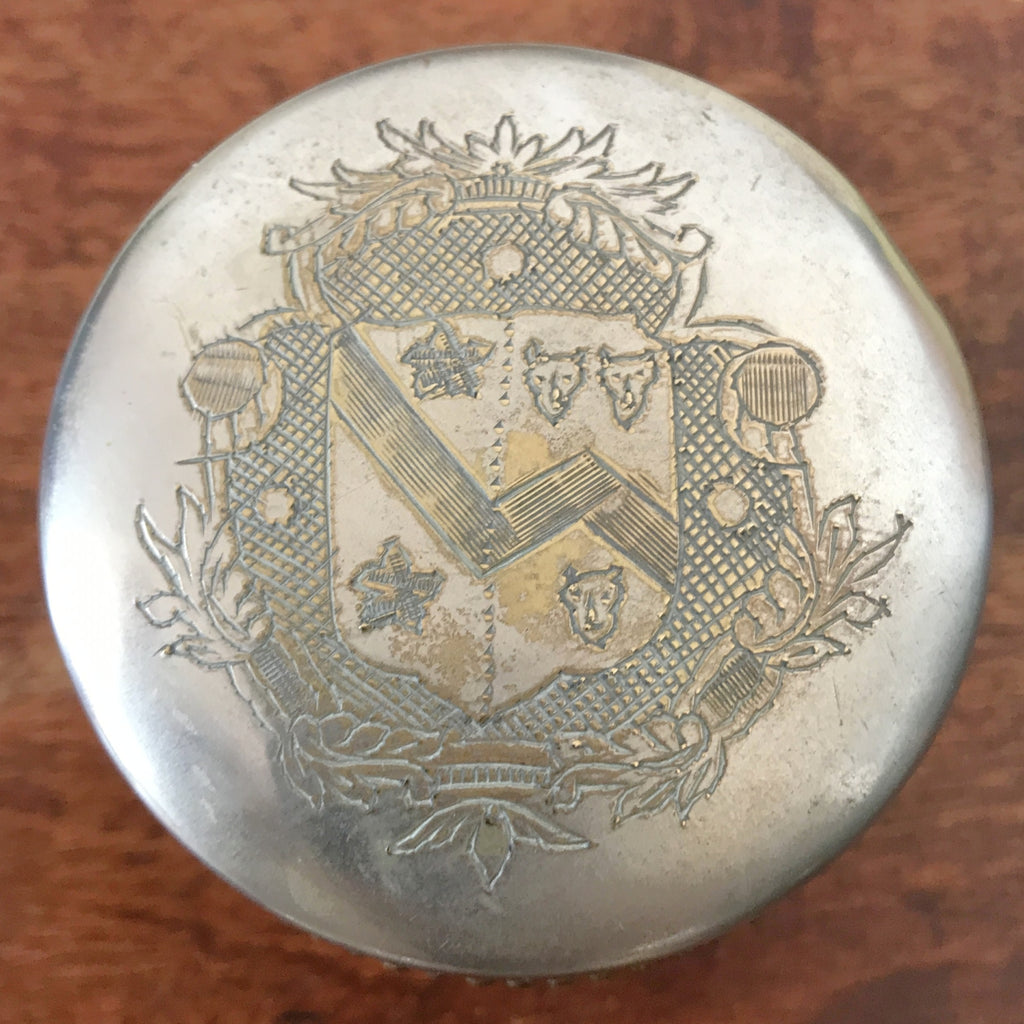Petite boîte cylindrique en métal avec armoiries sur le couvercle par Hello Broc brocante en ligne