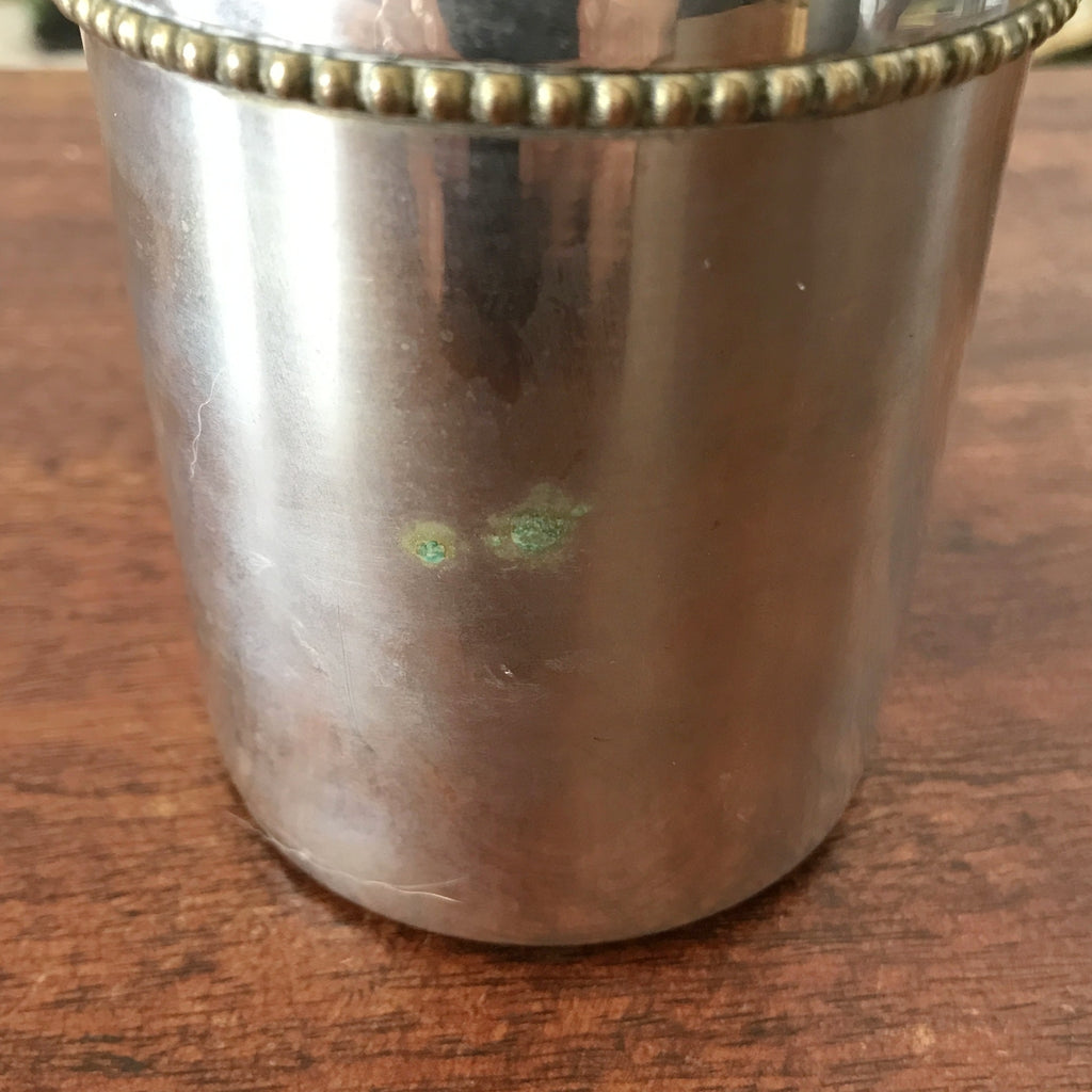 Petite boîte cylindrique en métal avec armoiries sur le couvercle par Hello Broc brocante en ligne