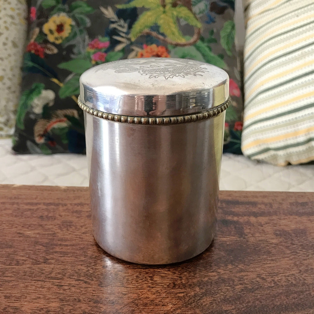 Petite boîte cylindrique en métal avec armoiries sur le couvercle par Hello Broc brocante en ligne