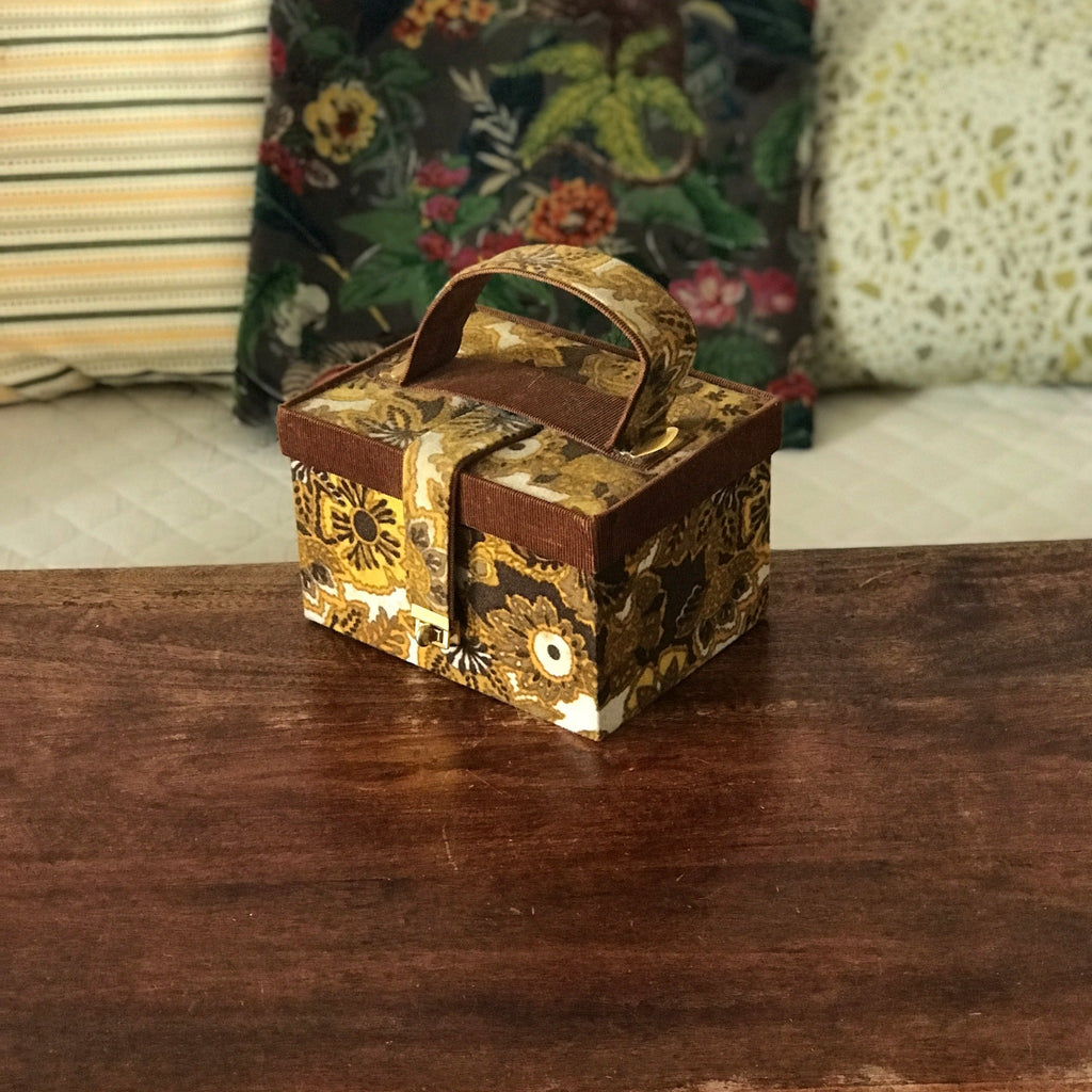 Boîte recouverte d'un tissu velours vintage années 70 par Hello Broc brocante en ligne