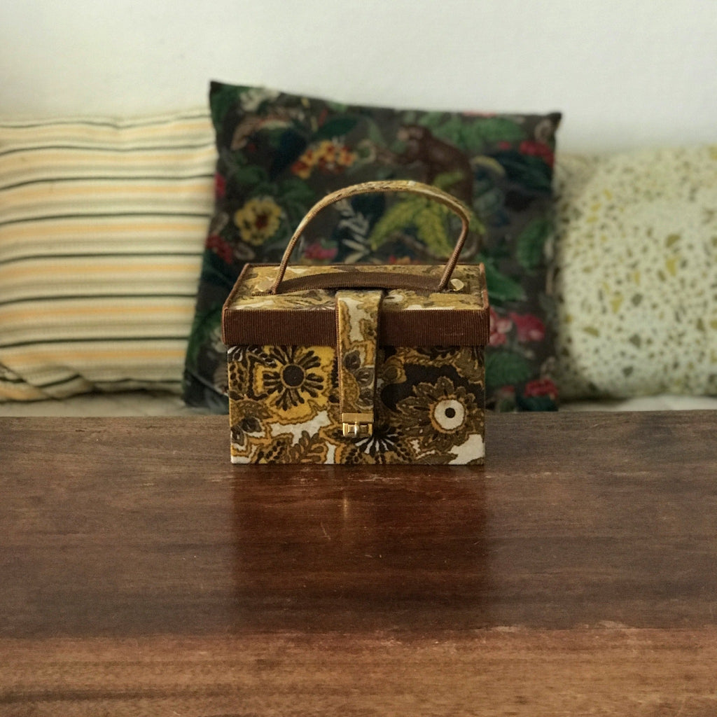 Boîte recouverte d'un tissu velours vintage années 70 par Hello Broc brocante en ligne