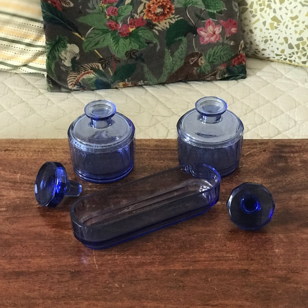 Ensemble garniture de toilette en verre moulé bleu années 50 - Hello Broc