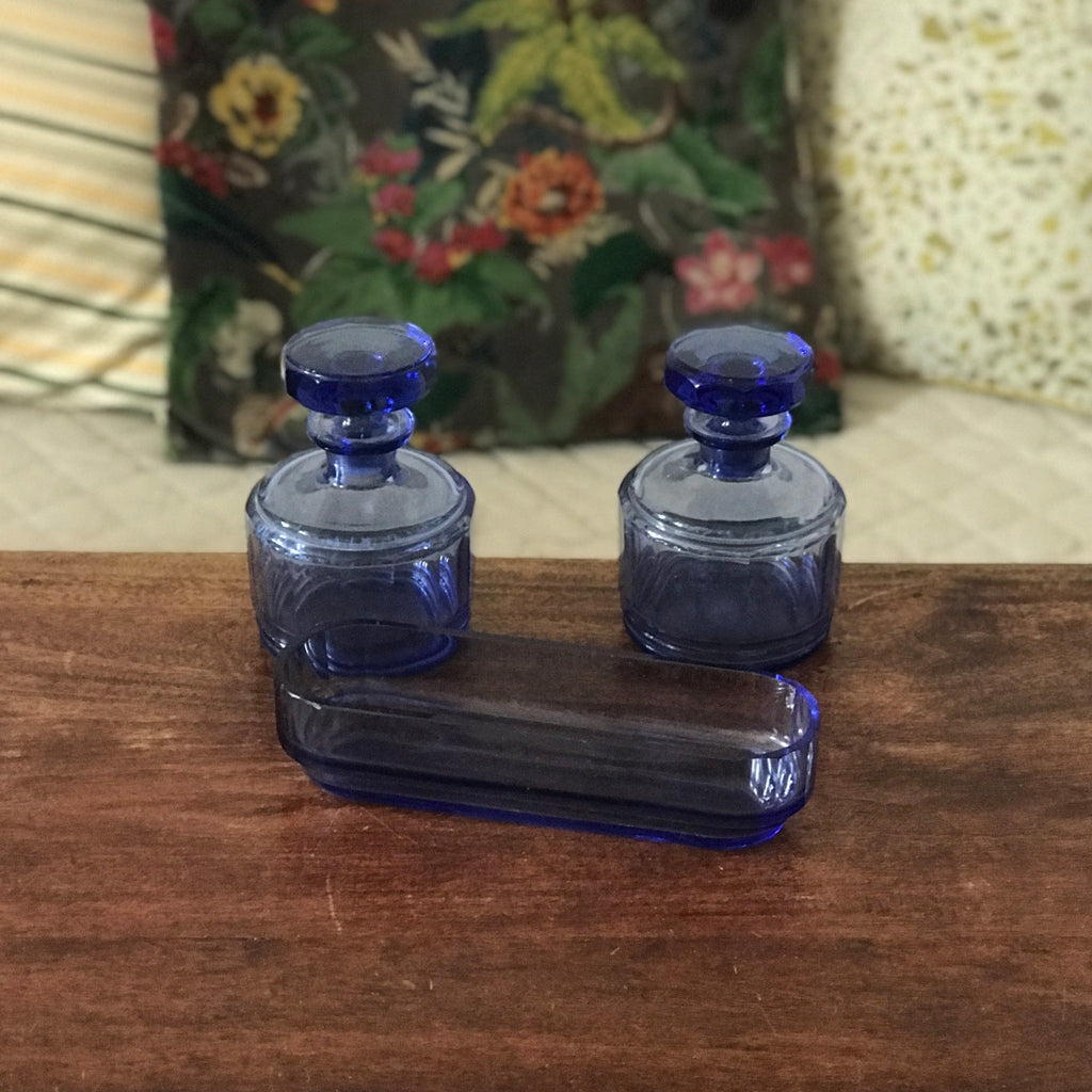 Ensemble garniture de toilette en verre moulé bleu années 50 - Hello Broc