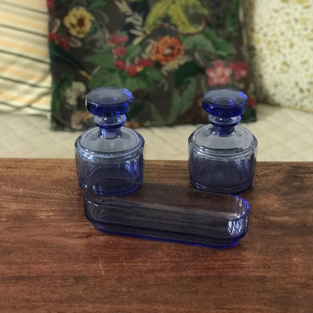 Ensemble garniture de toilette en verre moulé bleu années 50 - Hello Broc