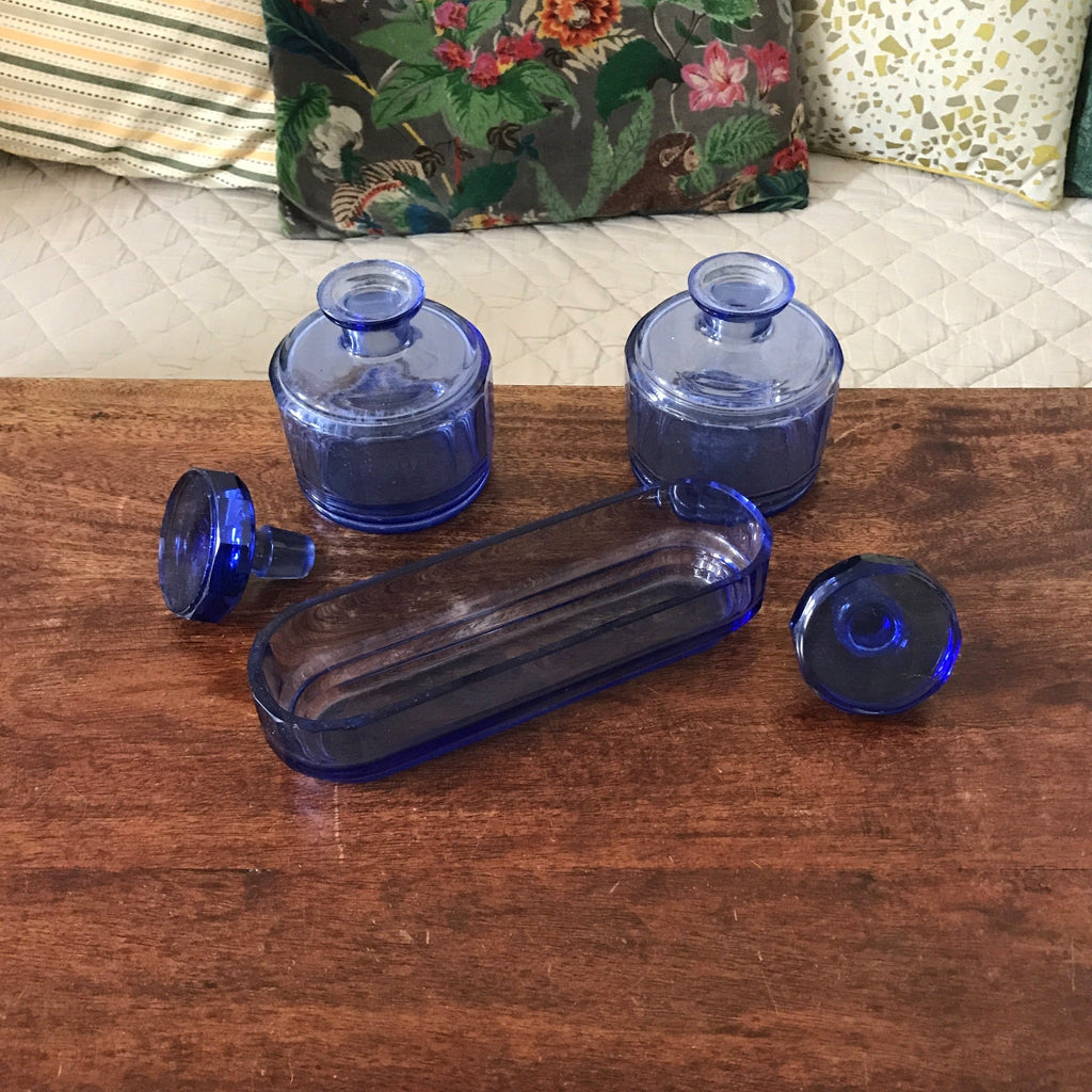 Ensemble garniture de toilette en verre moulé bleu années 50 - Hello Broc