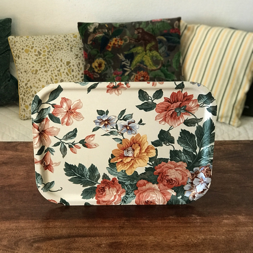 Plateau rectangulaire en fibre de verre aux motifs de grosses fleurs multicolores par Hello Broc brocante en ligne