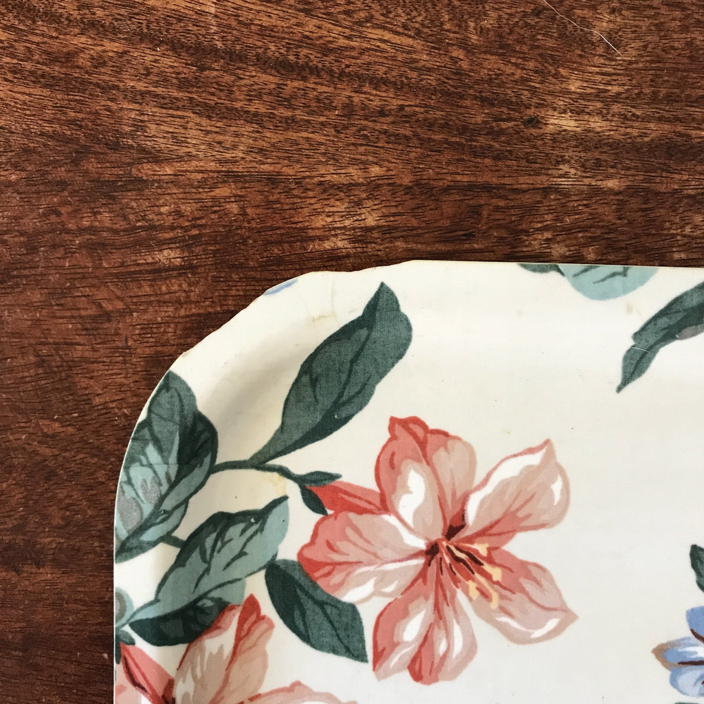 Plateau rectangulaire en fibre de verre aux motifs de grosses fleurs multicolores par Hello Broc brocante en ligne