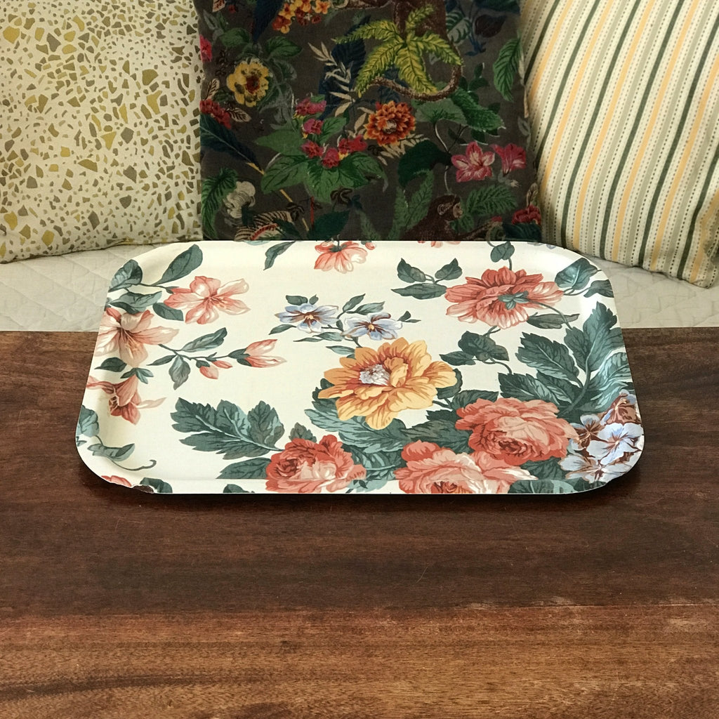 Plateau rectangulaire en fibre de verre aux motifs de grosses fleurs multicolores par Hello Broc brocante en ligne
