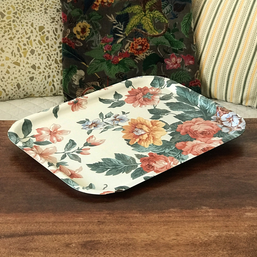 Plateau rectangulaire en fibre de verre aux motifs de grosses fleurs multicolores par Hello Broc brocante en ligne