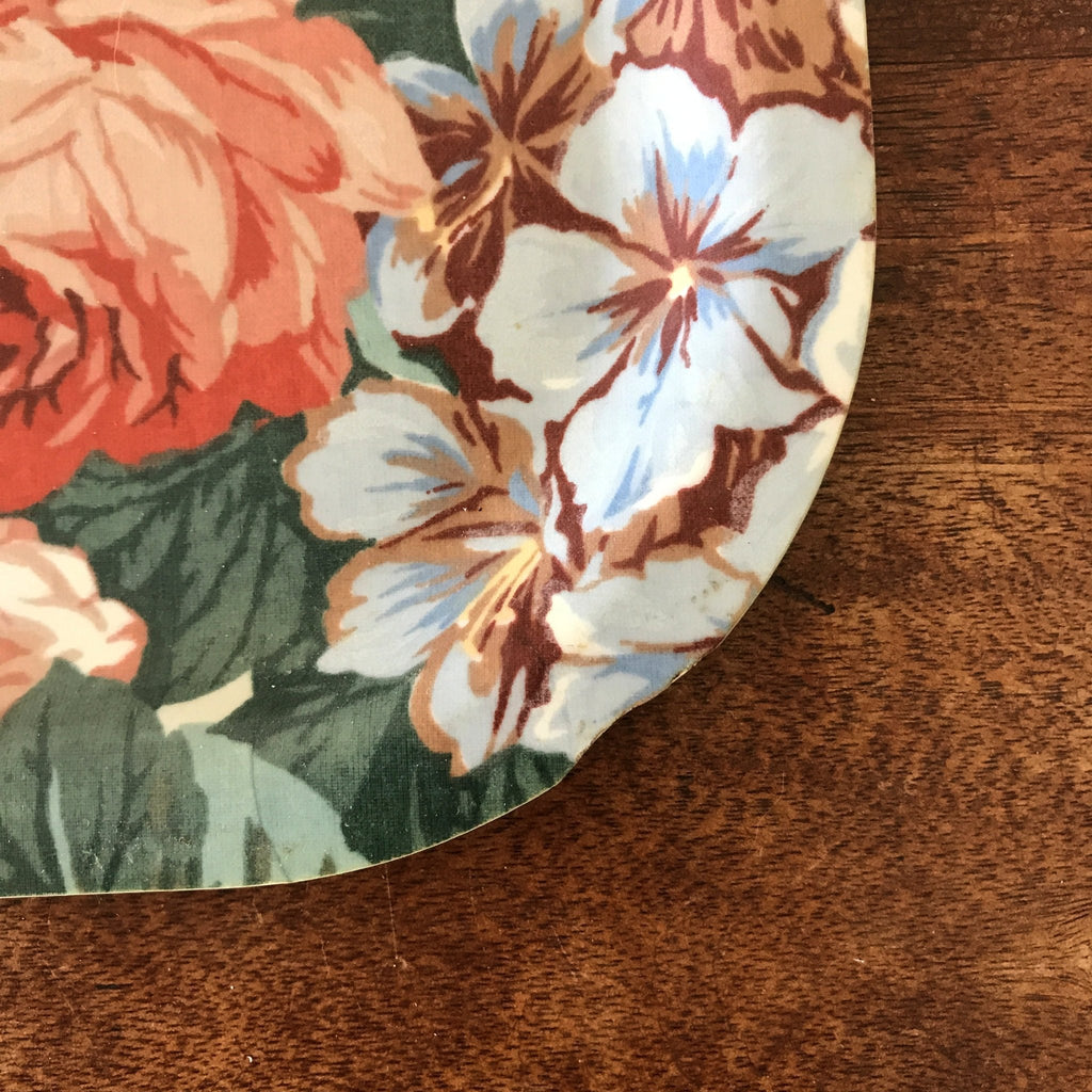 Plateau rectangulaire en fibre de verre aux motifs de grosses fleurs multicolores par Hello Broc brocante en ligne