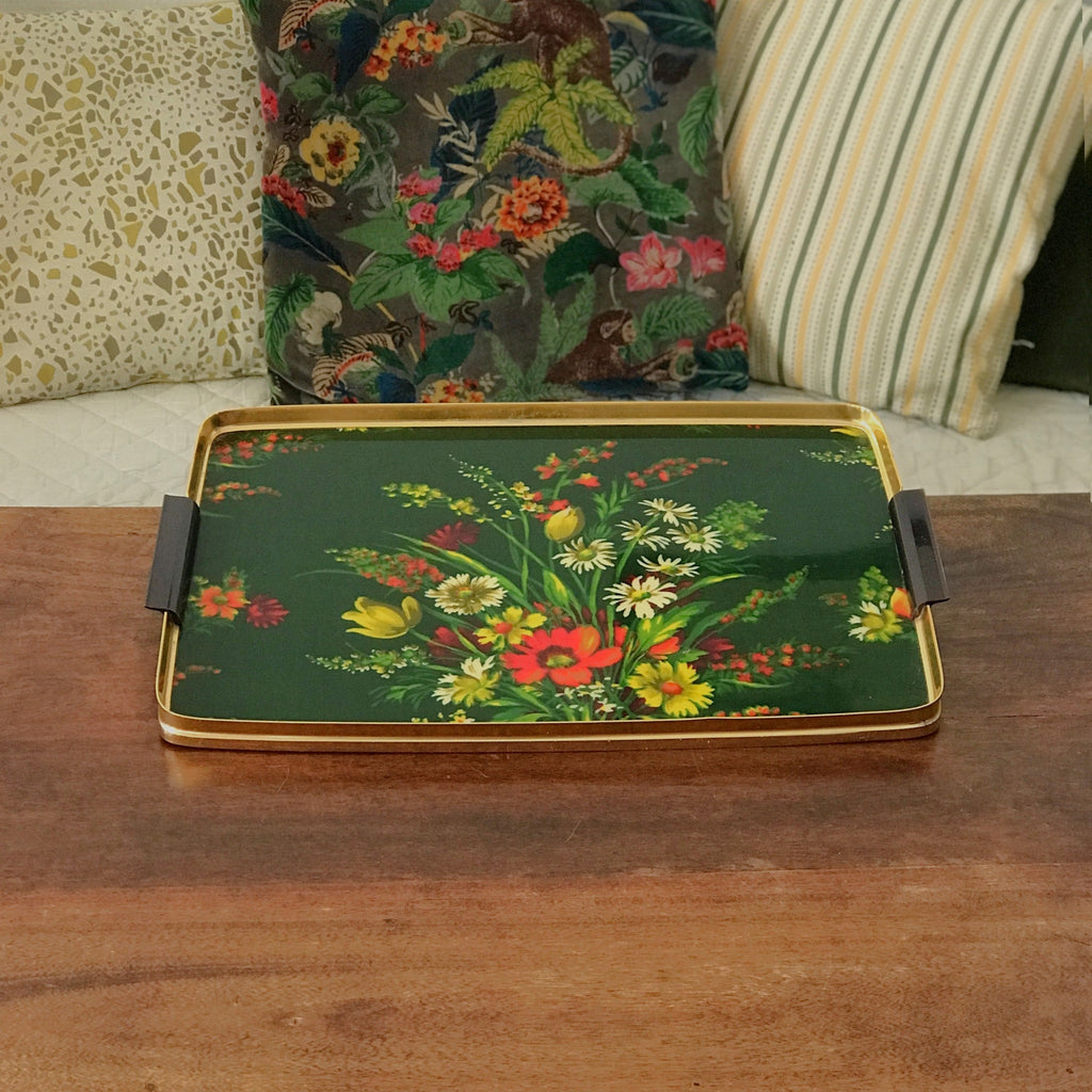 Grand plateau vintage rectangulaire avec poignées années 50 décor bouquets de fleurs multicolores sur fond vert sapin par Hello Broc brocante en ligne