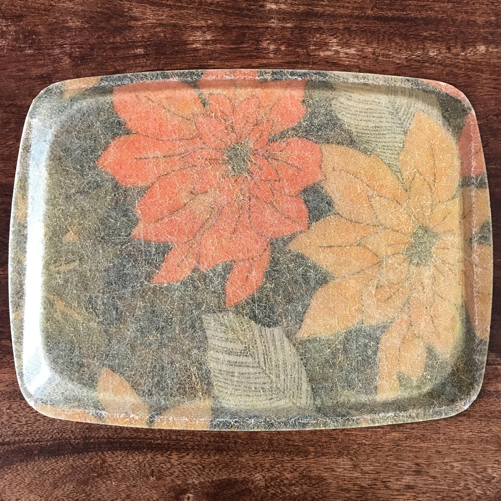 Plateau vintage années 70 décor fleurs en fibre de verre 41 cm x 31 cm par Hello Broc brocante en ligne
