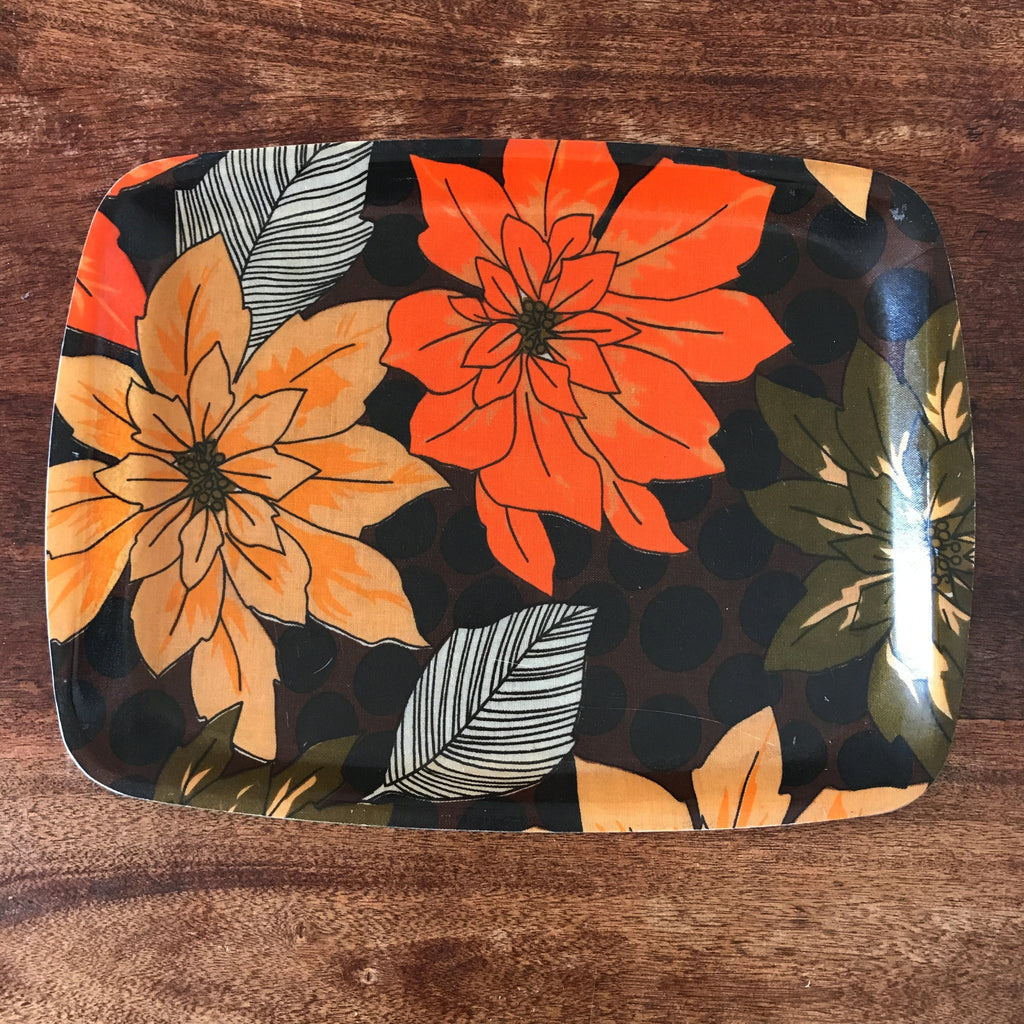 Plateau vintage années 70 décor fleurs en fibre de verre 41 cm x 31 cm par Hello Broc brocante en ligne