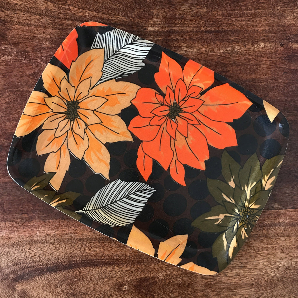 Plateau vintage années 70 décor fleurs en fibre de verre 41 cm x 31 cm par Hello Broc brocante en ligne