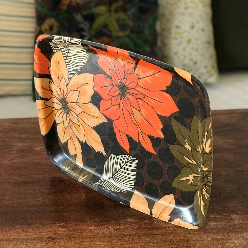 Plateau vintage années 70 décor fleurs en fibre de verre 41 cm x 31 cm par Hello Broc brocante en ligne