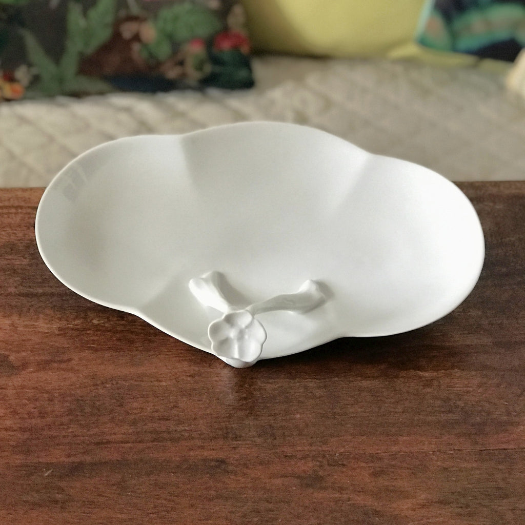 Grand ravier ou petit plat mendiant trilobé anse fleur en relief en porcelaine blanche de Limoges France par Hello Broc brocante en ligne