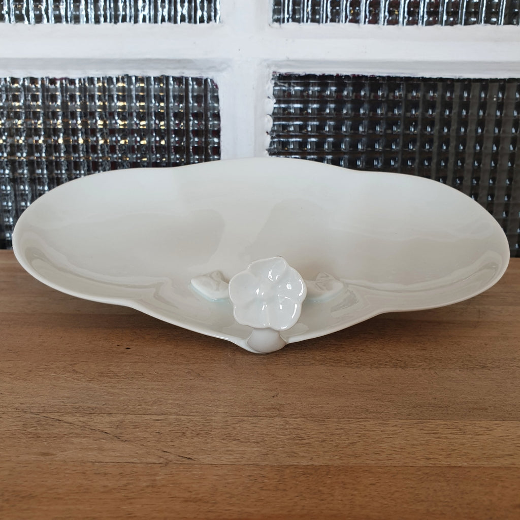 Grand ravier ou petit plat mendiant trilobé anse fleur en relief en porcelaine blanche de Limoges France par Hello Broc brocante en ligne