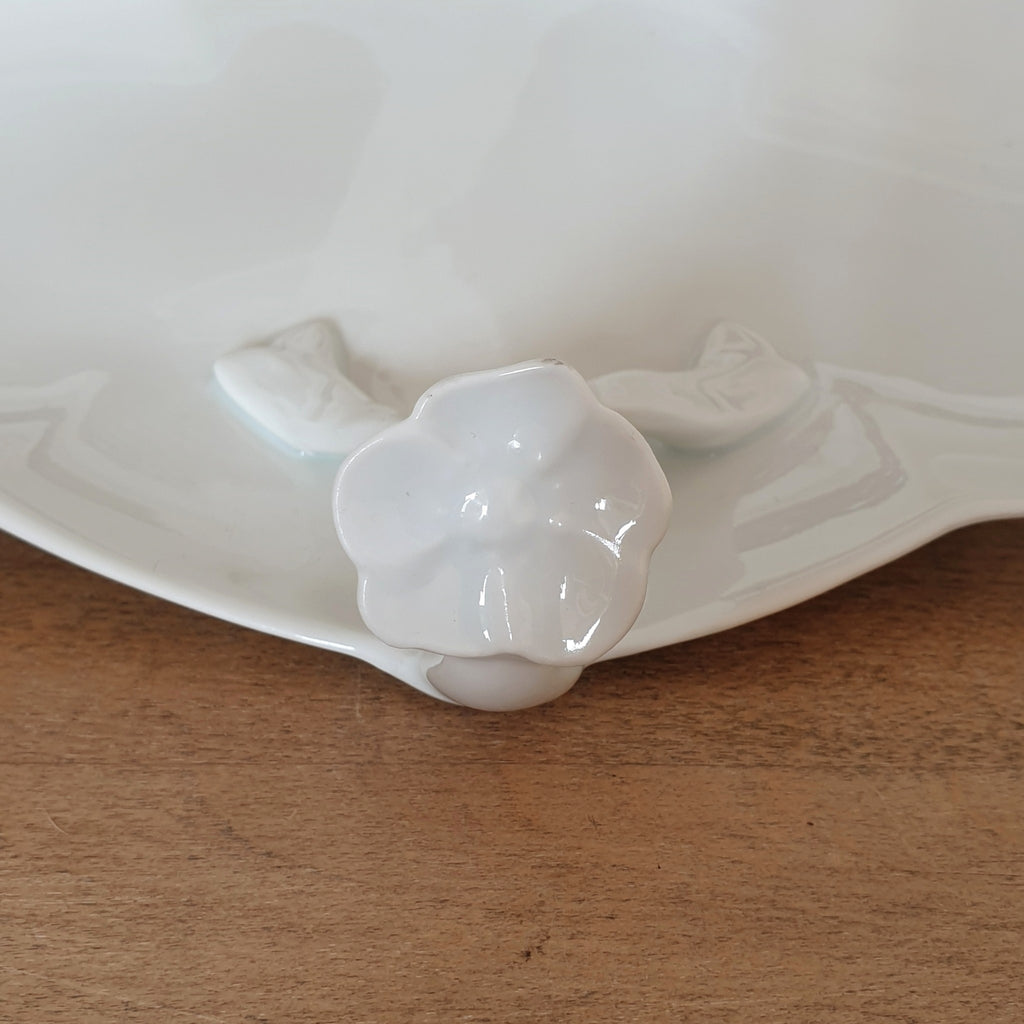 Grand ravier ou petit plat mendiant trilobé anse fleur en relief en porcelaine blanche de Limoges France par Hello Broc brocante en ligne